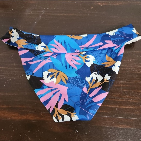 NWOT. Hygiene liner intactPatagonia bikini bottoms. - Picture 3 of 9